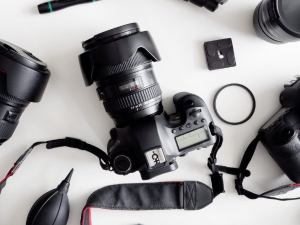 Kameraausrüstung für Produktaufnahmen, von oben fotografiert.