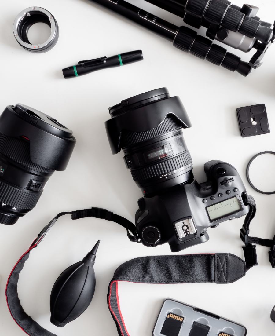 Kameraausrüstung für Produktaufnahmen, von oben fotografiert.