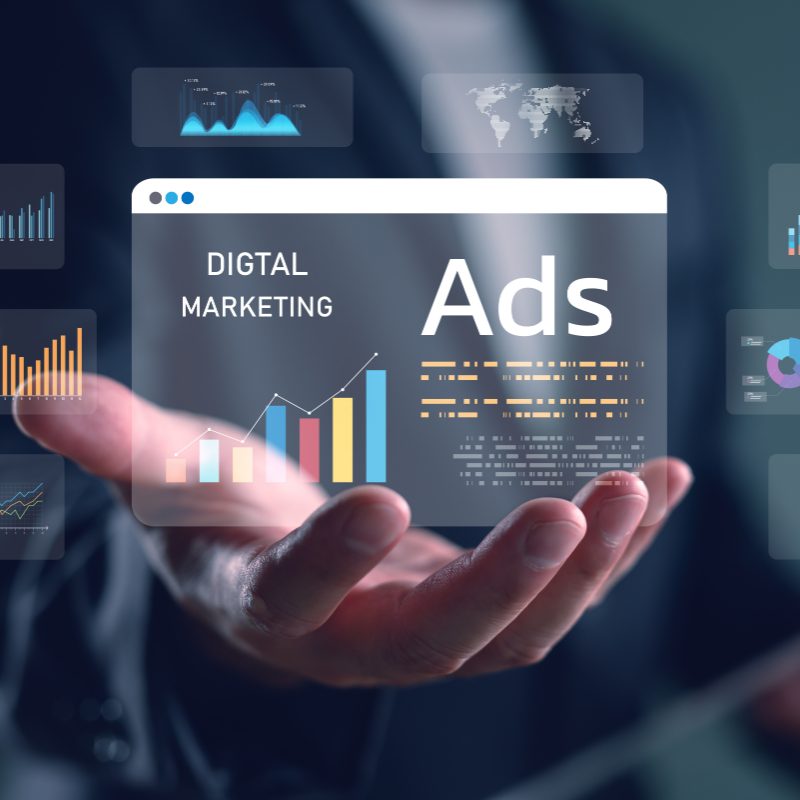 Hand, über der eine digitale Anzeige mit Werbekennzahlen und Diagrammen schwebt.